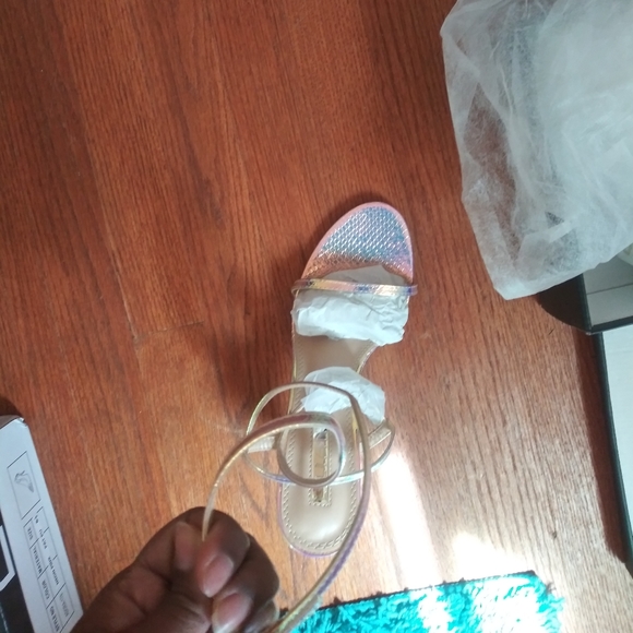 👠 - Picture 2 of 5